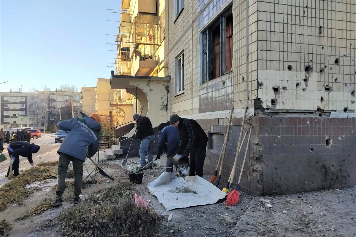 Нікополь третій рік під обстрілами демонструє стійкість: служби усувають наслідки недавніх атак та виконують інші роботи