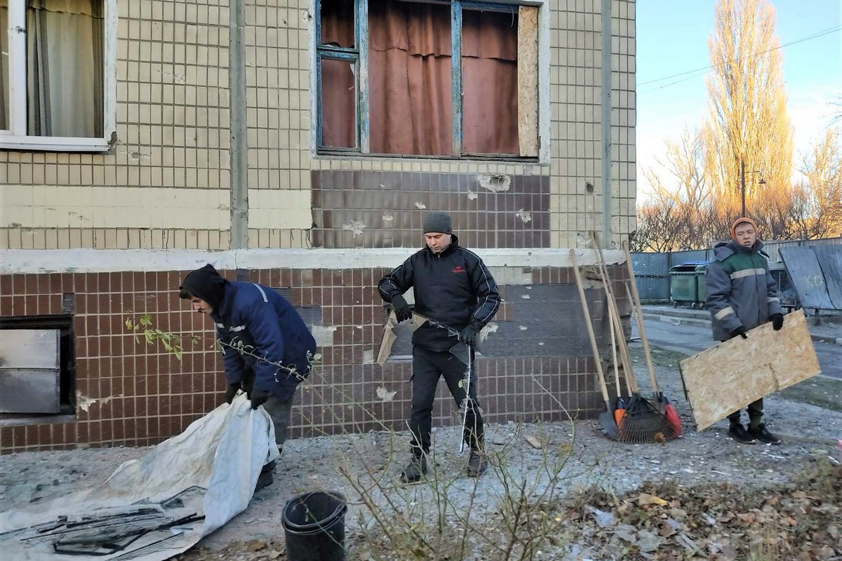 Нікополь третій рік під обстрілами демонструє стійкість: служби усувають наслідки недавніх атак та виконують інші роботи