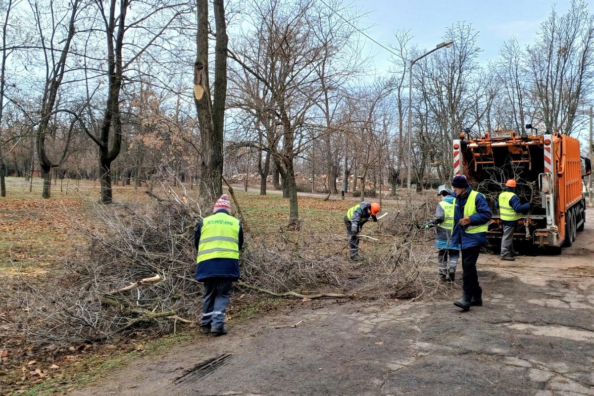 Нікополь живе під обстрілами третій рік: комунальники прибирають уламки, підтримують чистоту на вулицях (фото)