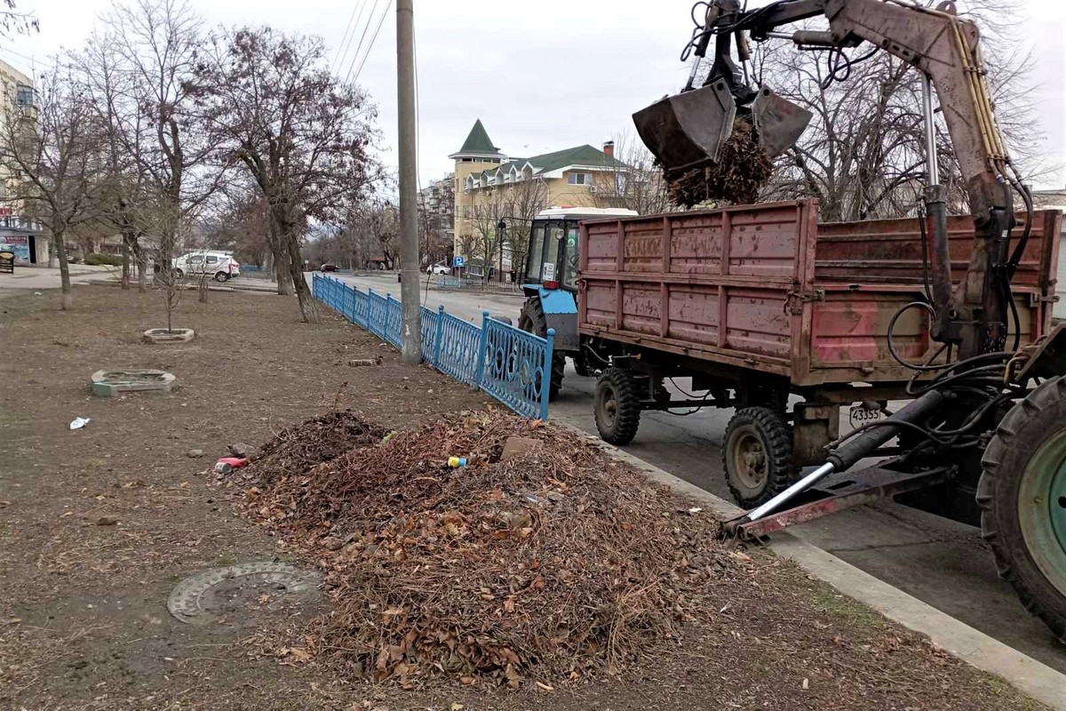 Нікополь третій рік під обстрілами демонструє стійкість: служби усувають наслідки недавніх атак та виконують інші роботи