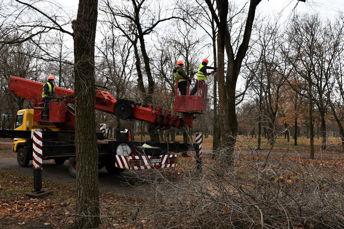 Нікополь третій рік під обстрілами демонструє стійкість: служби усувають наслідки недавніх атак та виконують інші роботи