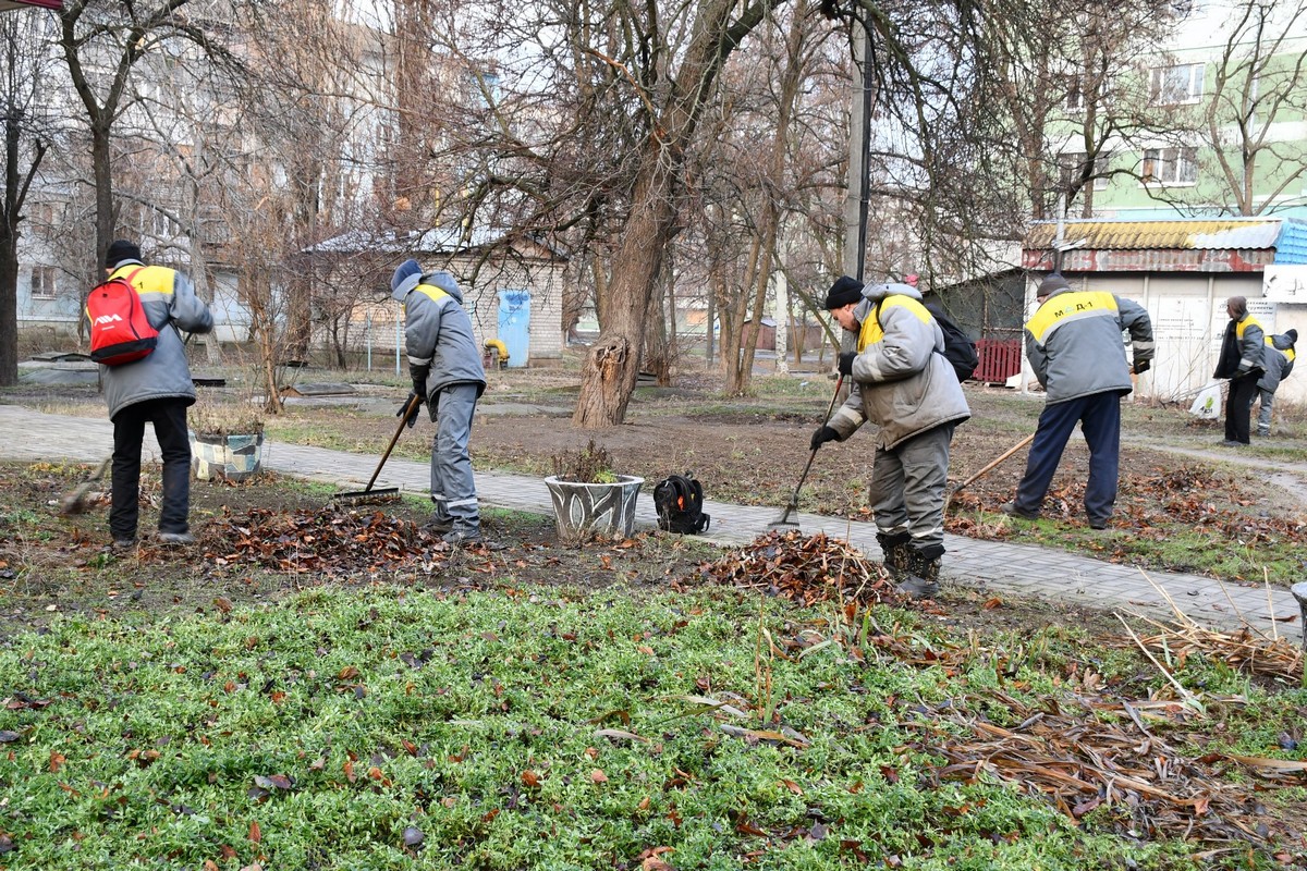 Нікополь живе під обстрілами третій рік: комунальники прибирають уламки, підтримують чистоту на вулицях (фото)