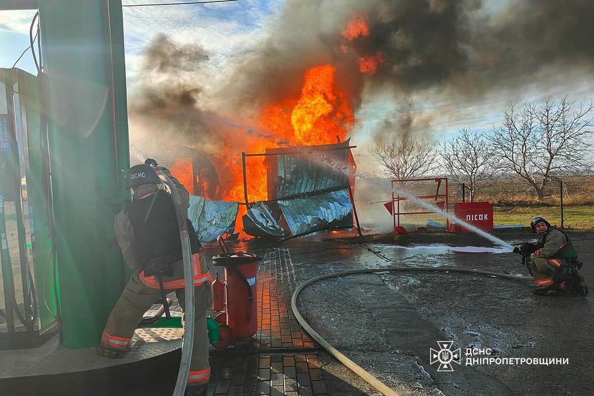 На Нікопольщині спалахнула АЗС після удару дроном 24 грудня (фото)