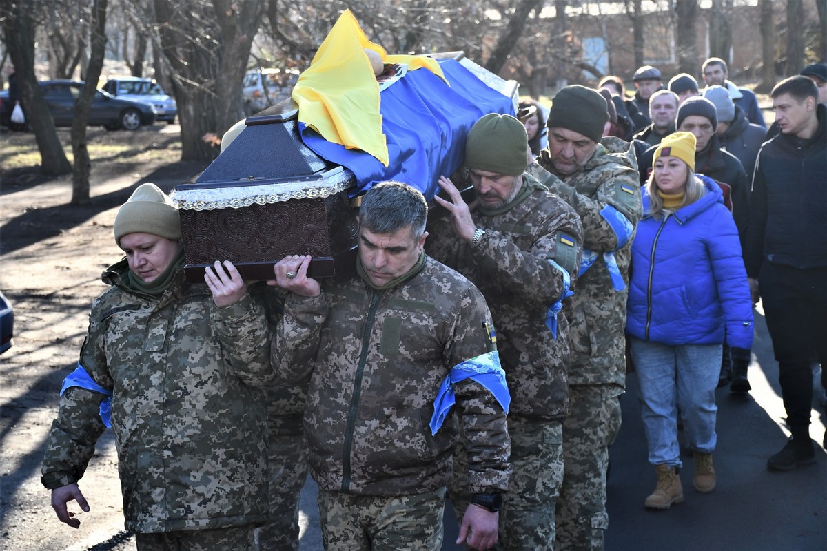 Працював на «ПК «Дніпровський»: у Нікополі сьогодні провели в останню путь Героя, який загинув 14 місяців тому (фото)