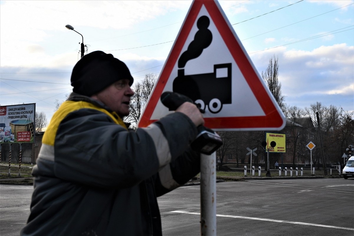 Нікополь живе під обстрілами третій рік: комунальники прибирають уламки, підтримують чистоту на вулицях (фото)