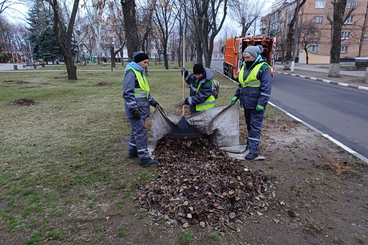 Нікополь живе під обстрілами третій рік: комунальники прибирають уламки, підтримують чистоту на вулицях (фото)