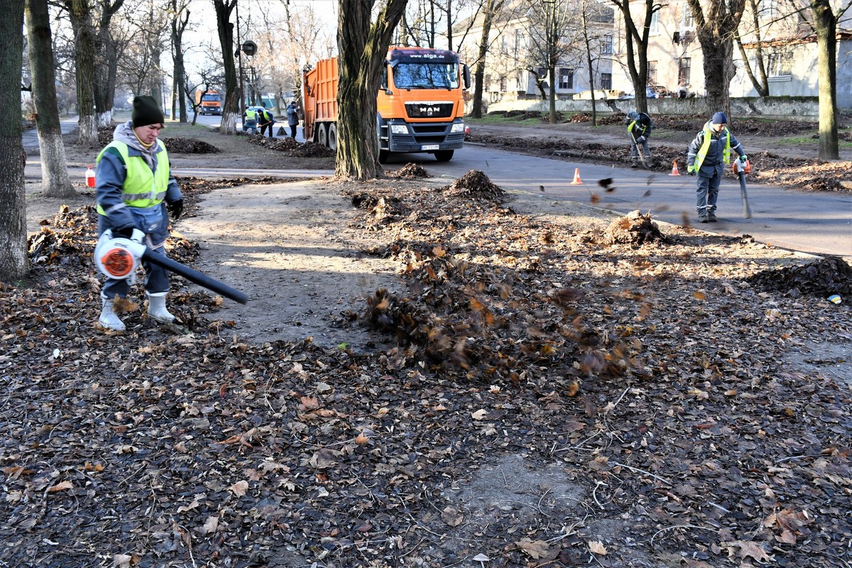 Нікополь живе під обстрілами третій рік: комунальники прибирають уламки, підтримують чистоту на вулицях (фото)