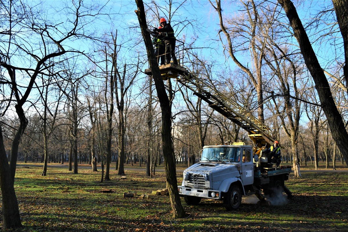 Нікополь живе під обстрілами третій рік: комунальники прибирають уламки, підтримують чистоту на вулицях (фото)