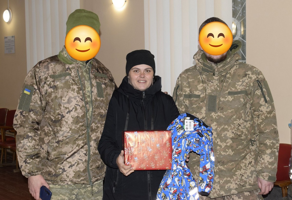 На Нікопольщині родини з маленькими дітьми отримали подарунки від Захисників: фото