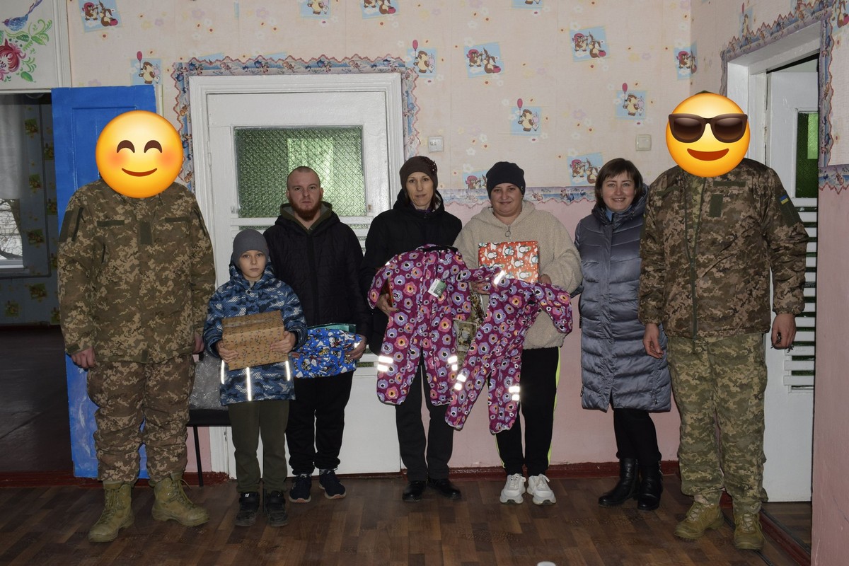 На Нікопольщині родини з маленькими дітьми отримали подарунки від Захисників: фото