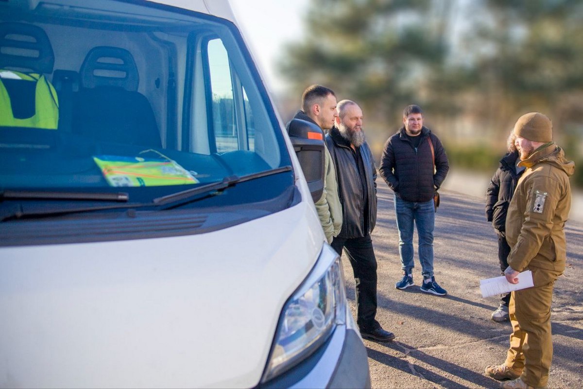 Ексначальник Нікопольської РВА разом з благодійниками передали авто військовим 2