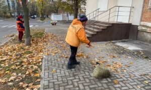 Як комунальники Покрова продовжують дбати про чистоту на вулицях міста (фото) 2