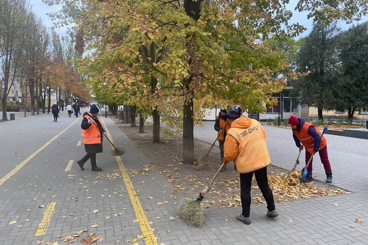 Як комунальники Покрова продовжують дбати про чистоту на вулицях міста (фото) 5