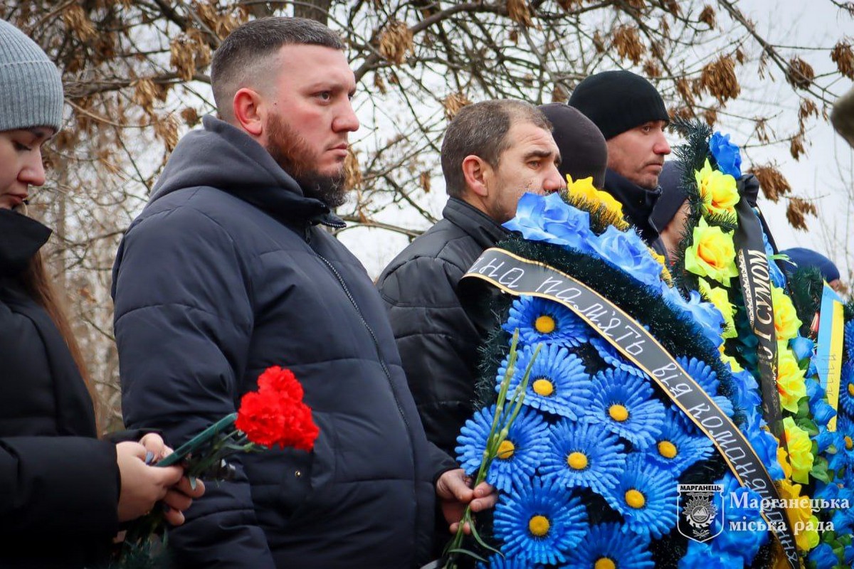 Марганець провів в останню путь сержанта Романа Войтенка (фото)