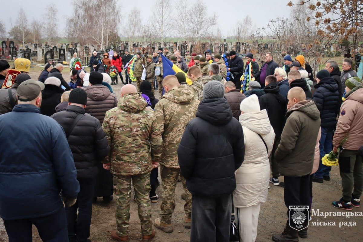 Марганець провів в останню путь сержанта Романа Войтенка (фото) 8