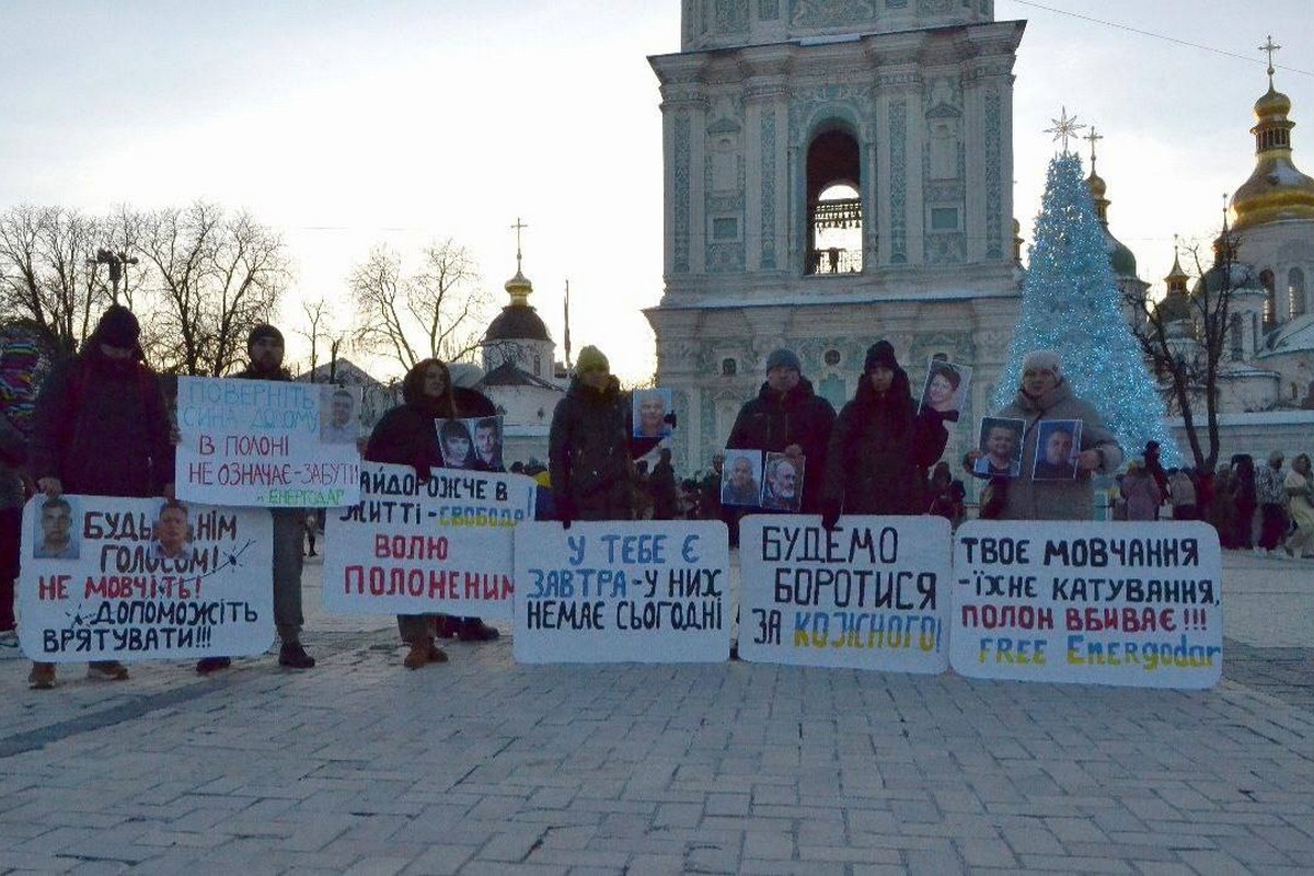 У Києві енергодарці взяли участь в акції на підтримку цивільних бранців росії 8