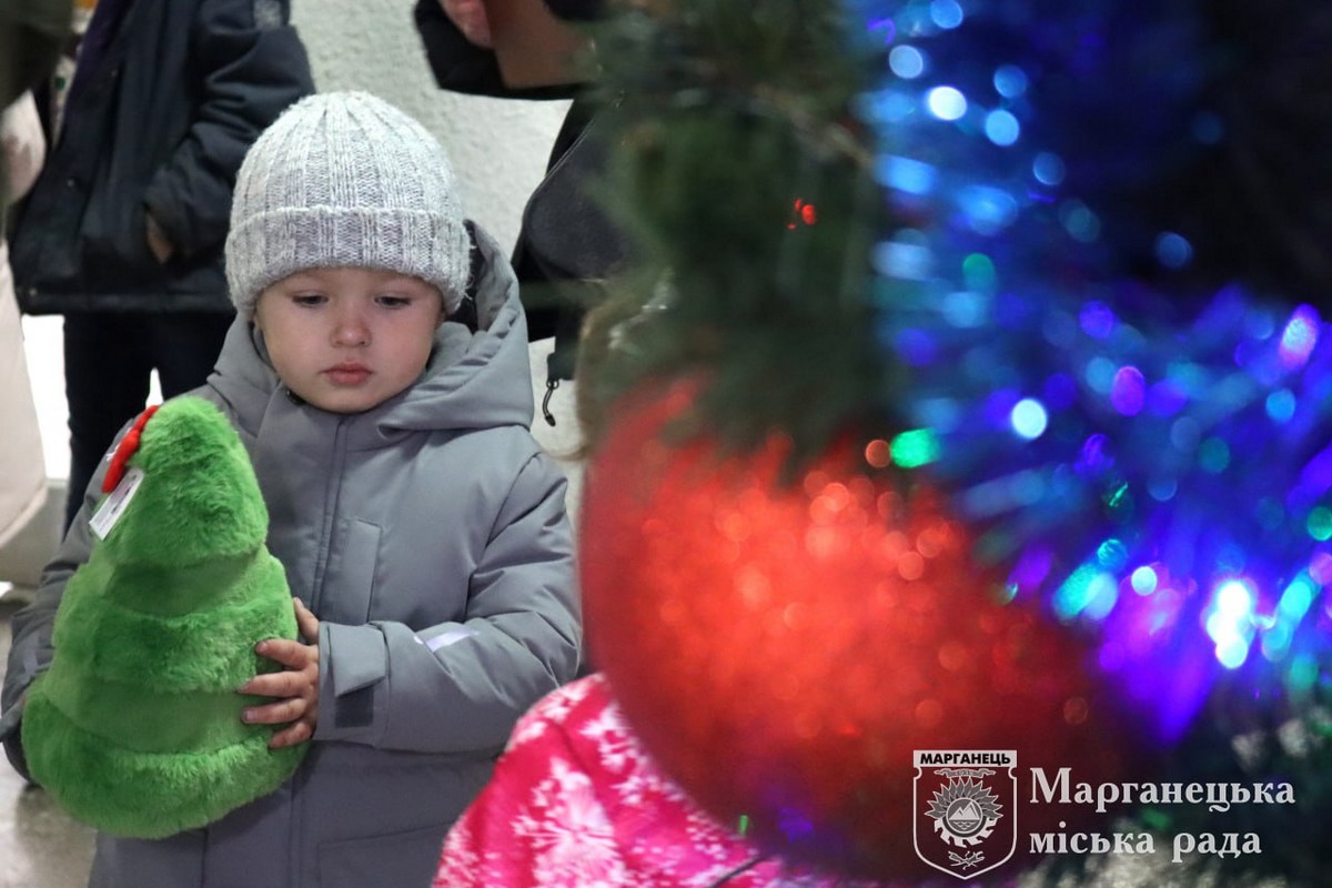 У Марганці 13 дітей полеглих Героїв отримали подарунки від благодійників (фото) 2