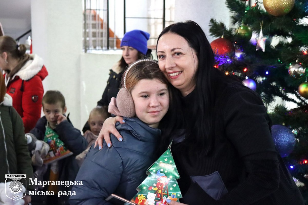 У Марганці 13 дітей полеглих Героїв отримали подарунки від благодійників (фото) 8