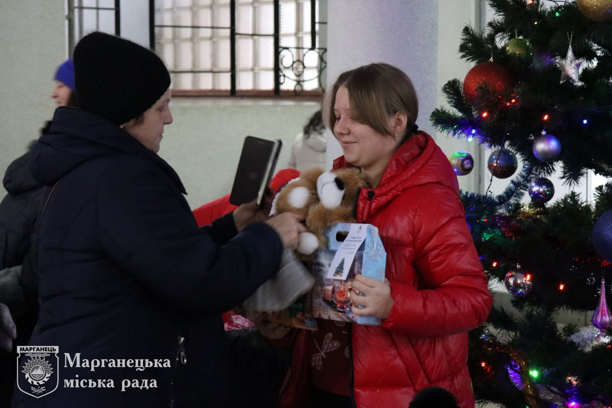 У Марганці 13 дітей полеглих Героїв отримали подарунки від благодійників (фото) 9