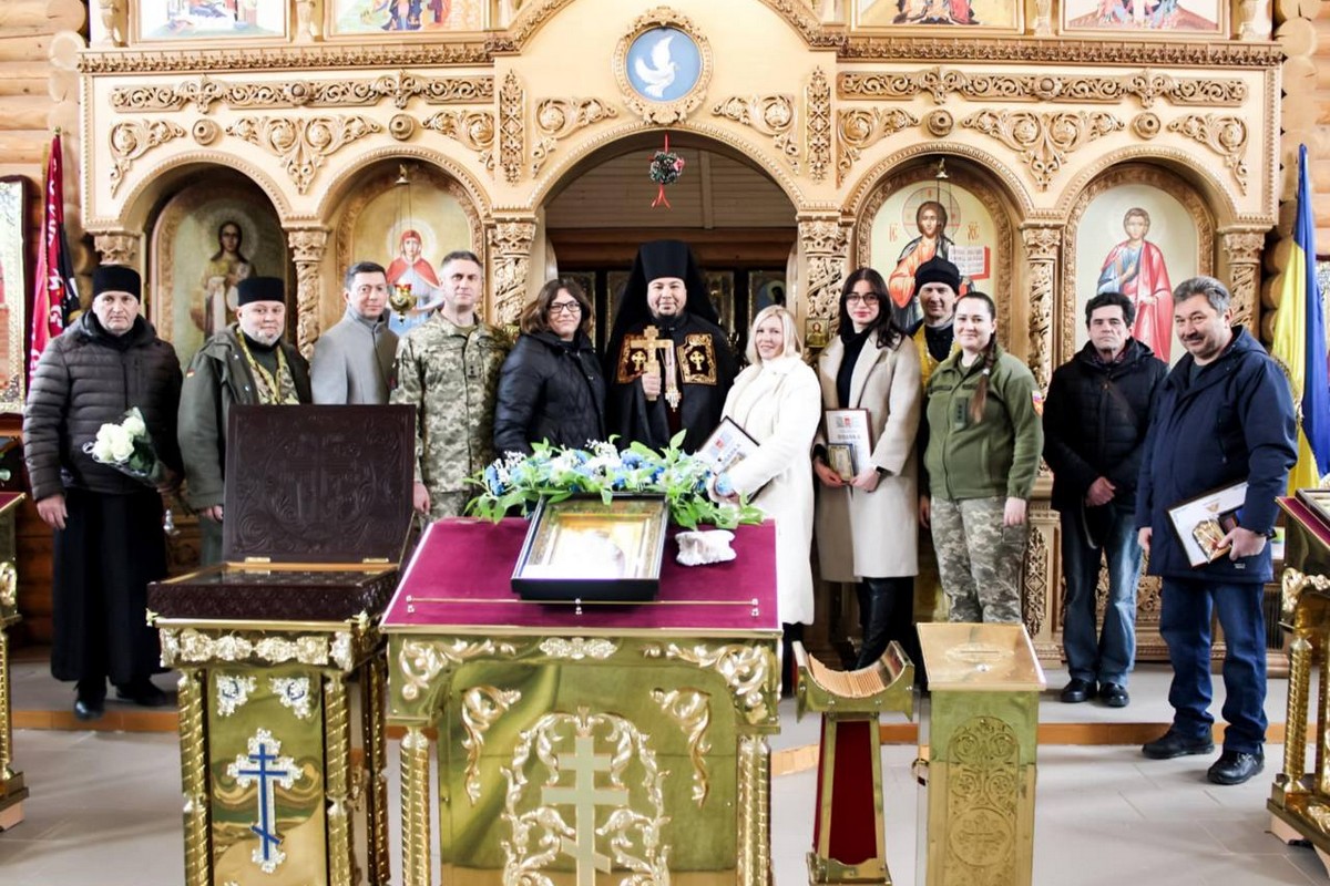У Нікополі священники ПЦУ привітали волонтерів зі святом