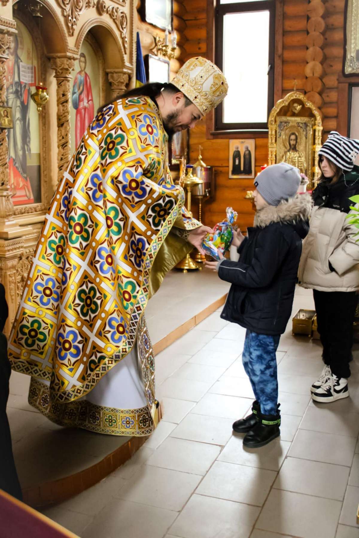 З Днем святого Миколая дітей Нікополя привітали священники ПЦУ (фото) 13