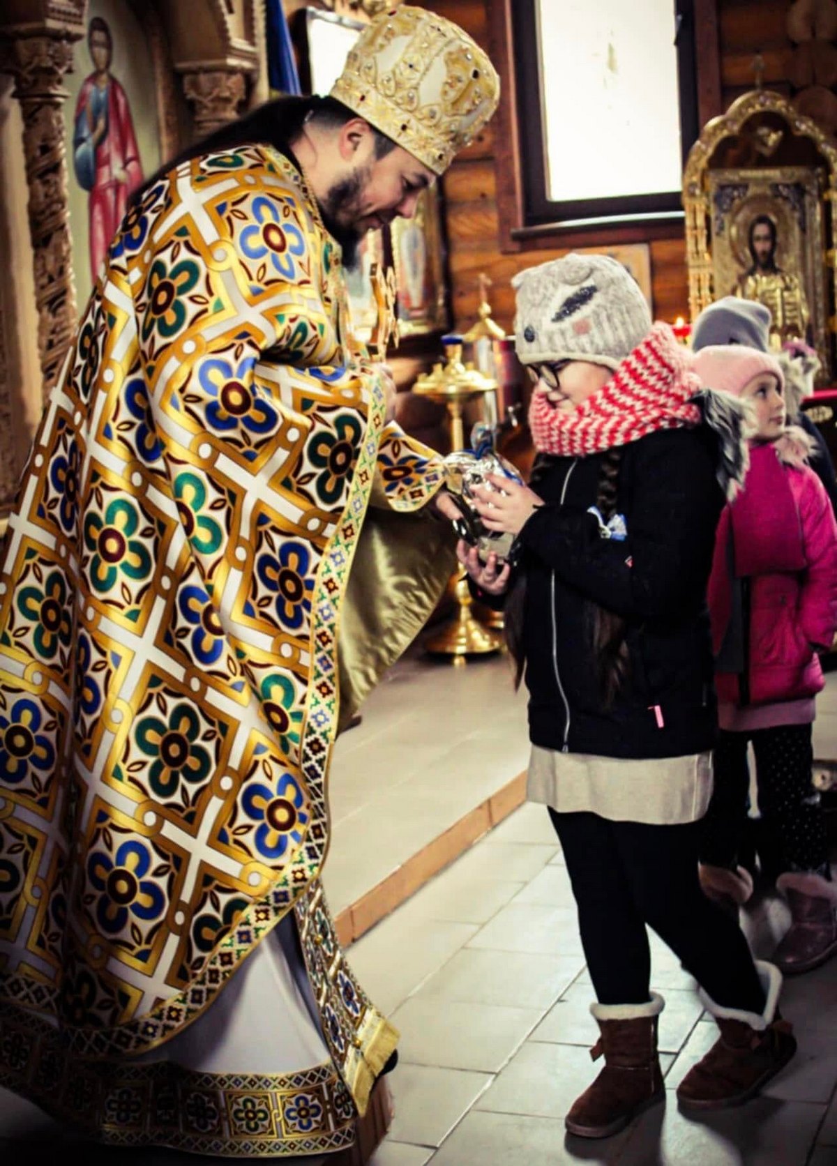 З Днем святого Миколая дітей Нікополя привітали священники ПЦУ (фото) 2