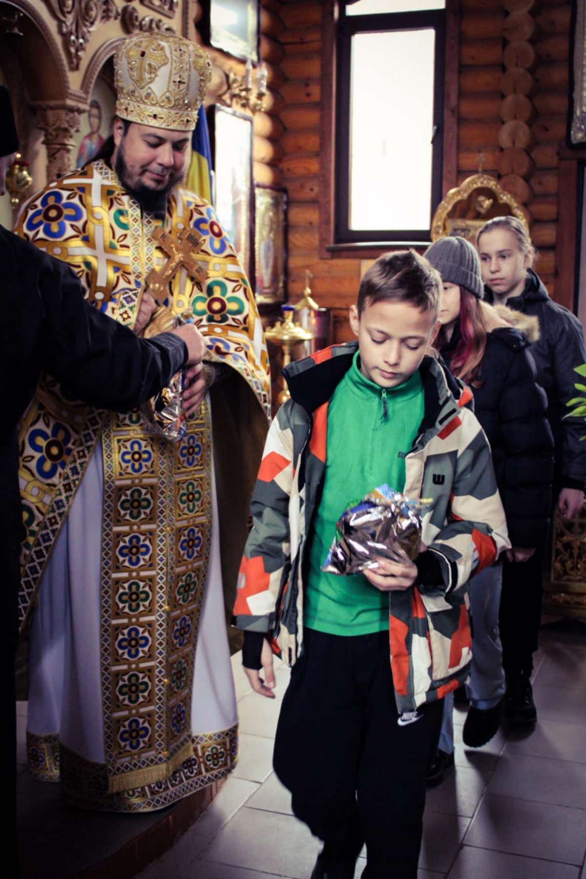 З Днем святого Миколая дітей Нікополя привітали священники ПЦУ (фото) 4