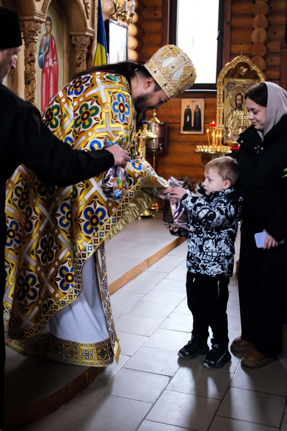 З Днем святого Миколая дітей Нікополя привітали священники ПЦУ (фото) 5