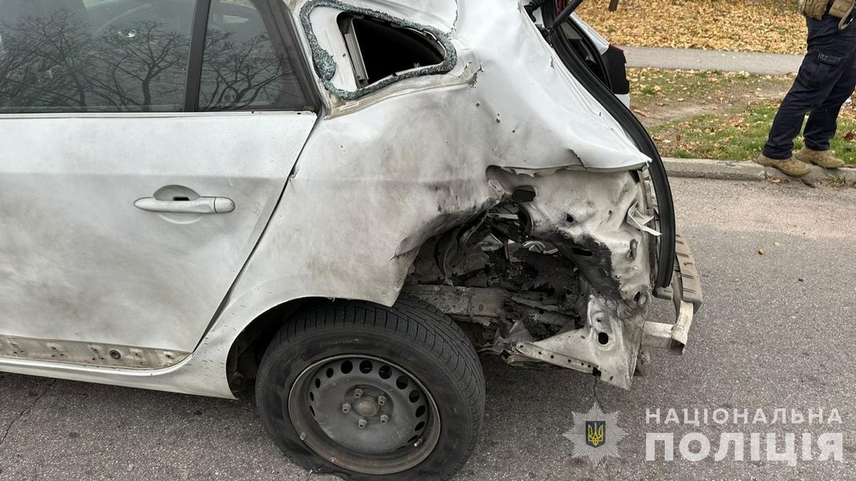 У Нікополі поліцейські евакуювали пораненого, автівку якого атакував дрон (фото)