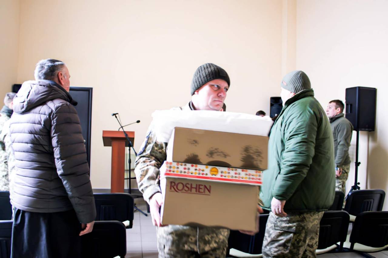 «Подаруй свято воїну»: мешканці Нікополя передали смаколики для захисників