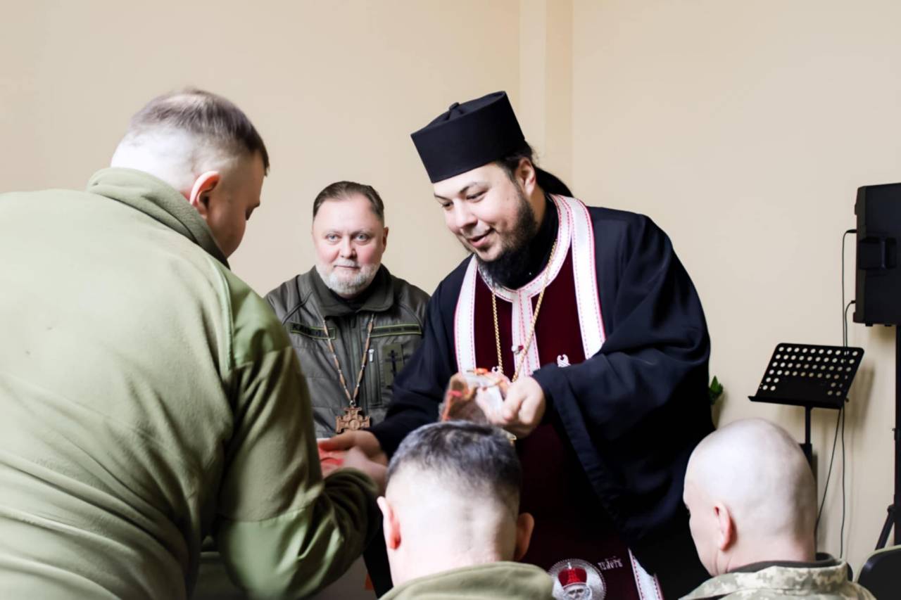 «Подаруй свято воїну»: мешканці Нікополя передали смаколики для захисників