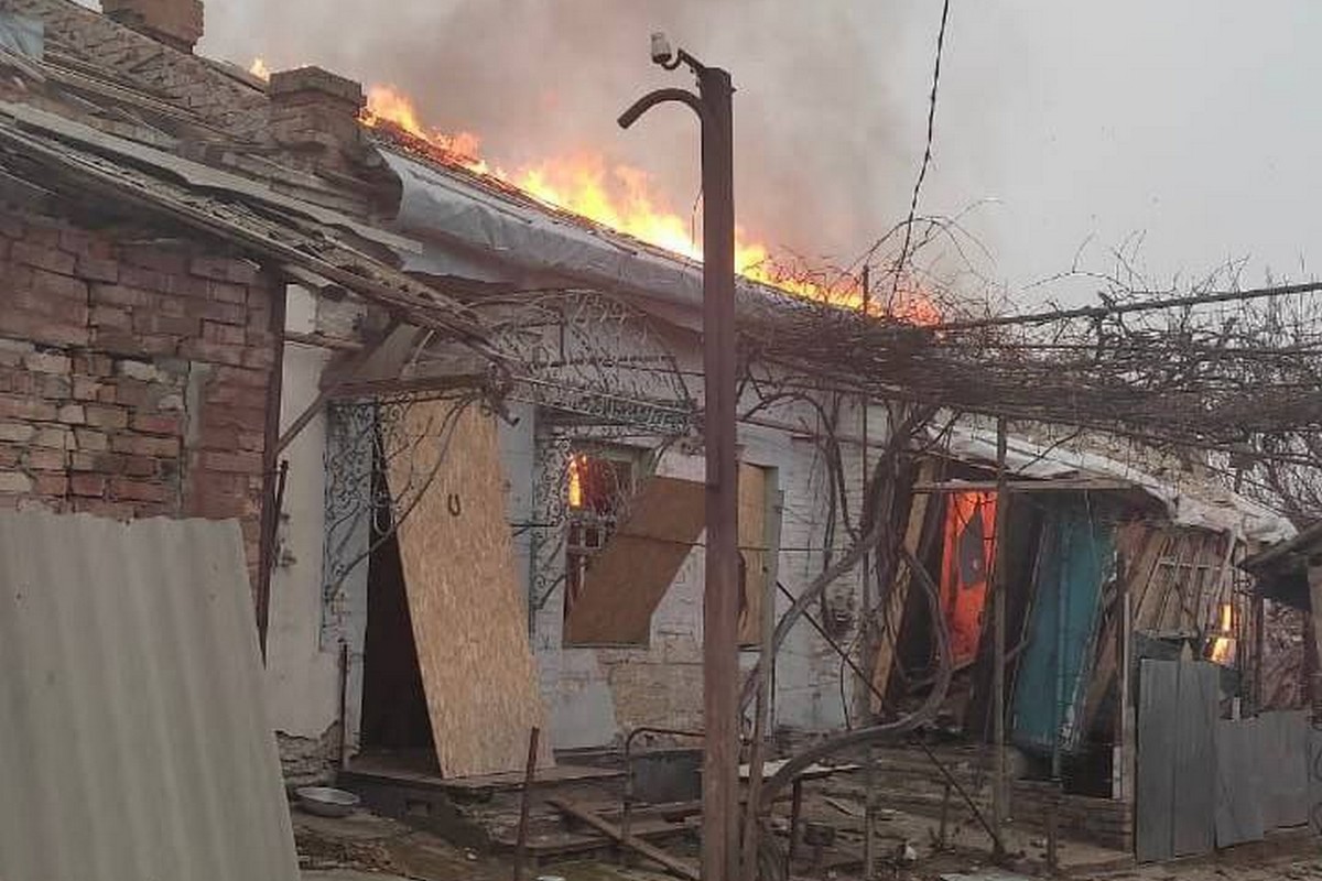 Майже 30 разів окупанти гатили по Нікополю і району: троє постраждалих, пожежа і знову багато руйнувань 1 окупанти гатили по Нікополю і району 5