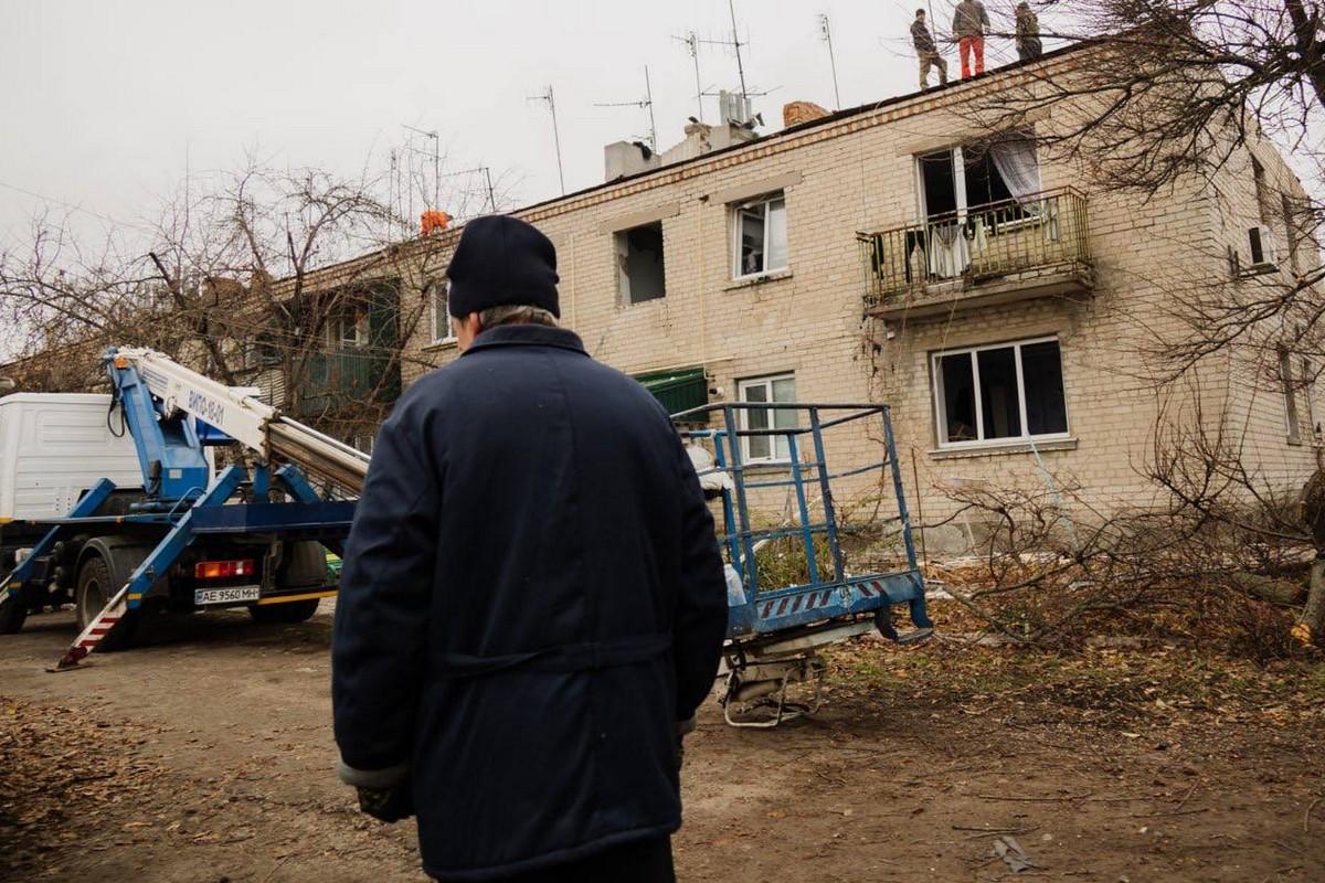 Вони добре жили тут, немов велика родина: під Дніпром люди із сльозами на очах розбирають завали своїх будинків