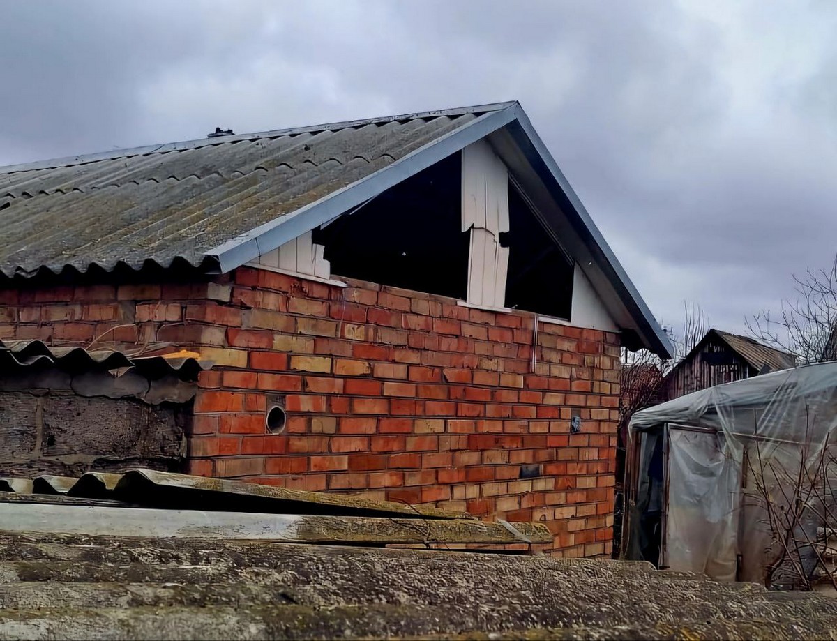 Понівечено багатоповерхівки і приватні будинки: ворог масовано обстріляв Нікополь і район (фото)