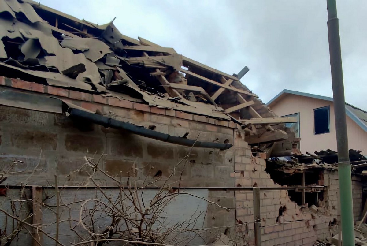 Понівечено багатоповерхівки і приватні будинки: ворог масовано обстріляв Нікополь і район (фото)