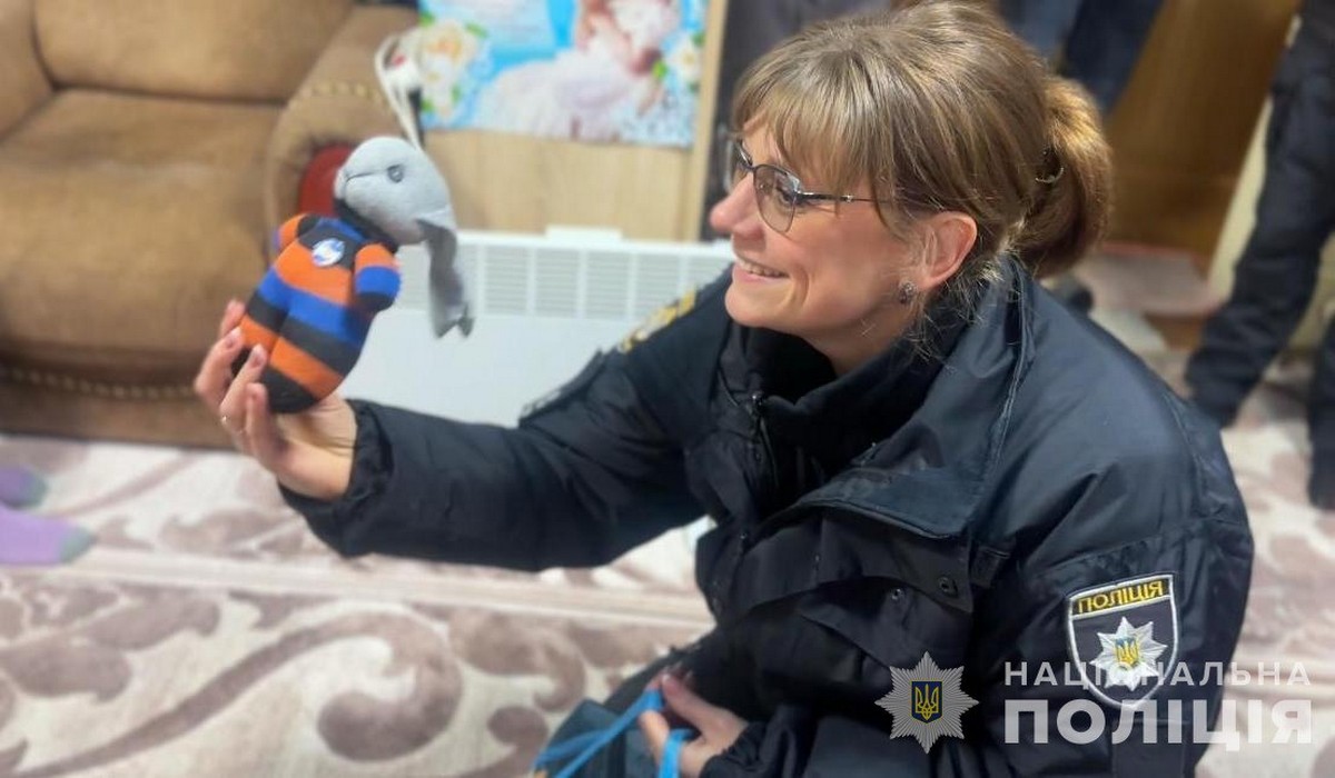 В будинок з дітьми влучив ворожий дрон: на Нікопольщині поліцейські привітали з Миколаєм постраждалих від війни вихованців ДБСТ