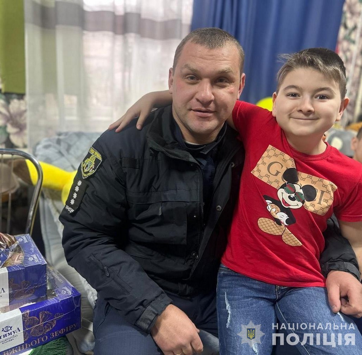 В будинок з дітьми влучив ворожий дрон: на Нікопольщині поліцейські привітали з Миколаєм постраждалих від війни вихованців ДБСТ
