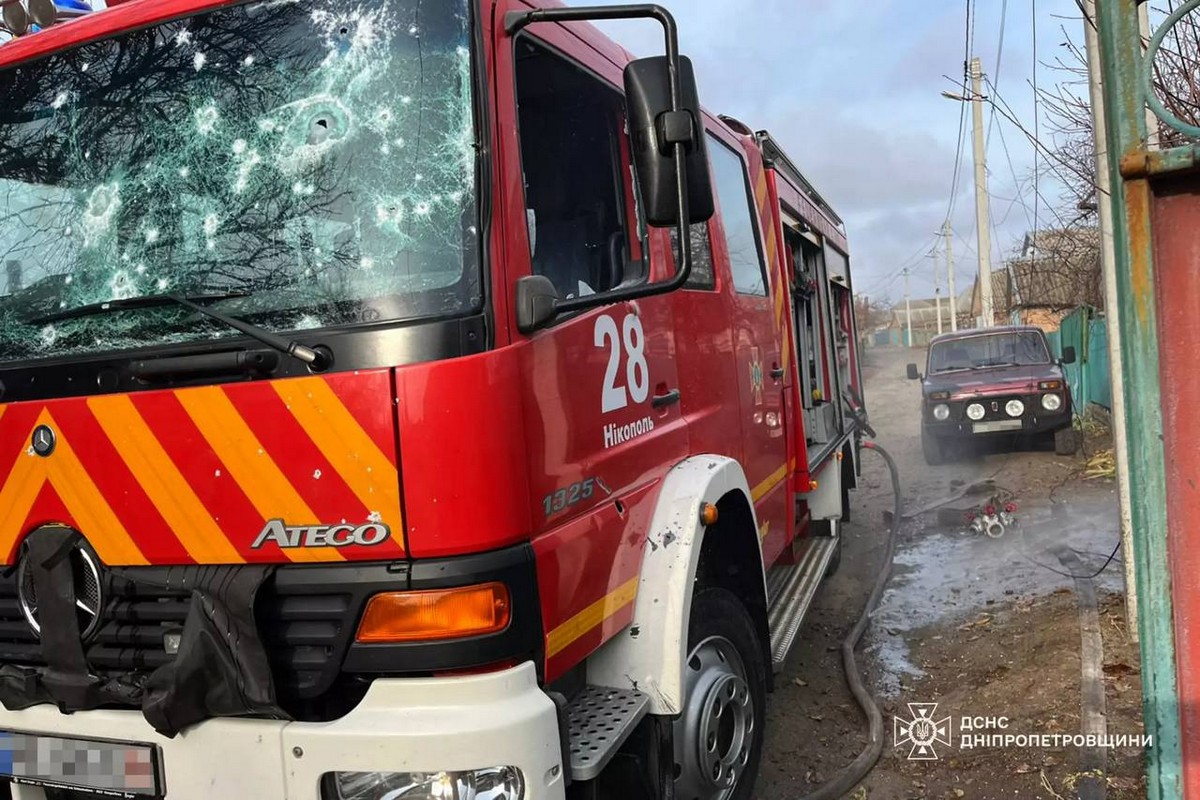 У Нікополі сьогодні рятувальники потрапили під обстріл, коли працювали на місці удару 1 У Нікополі сьогодні рятувальники потрапили під обстріл, коли працювали на місці удару