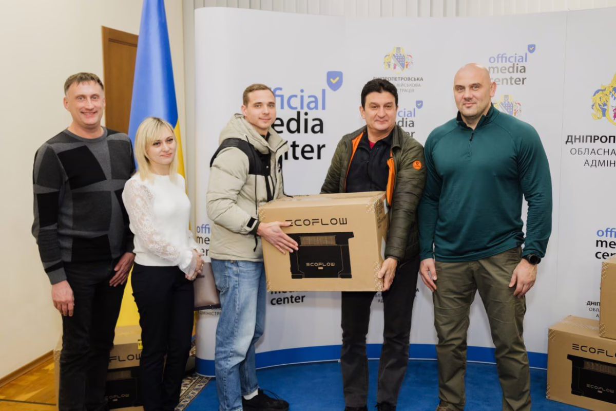 На Дніпропетровщині Службам у справах дітей передали 100 портативних зарядних станцій