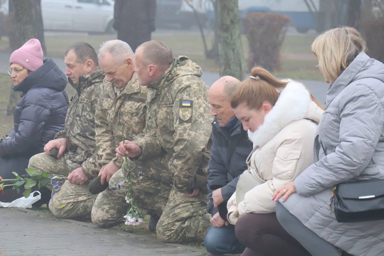 Під синьо-жовтими стягами з усіма військовими почестями: у Покрові сьогодні провели в останню путь Героя