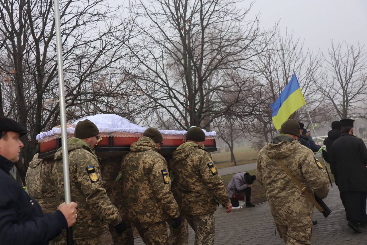 Під синьо-жовтими стягами з усіма військовими почестями: у Покрові сьогодні провели в останню путь Героя