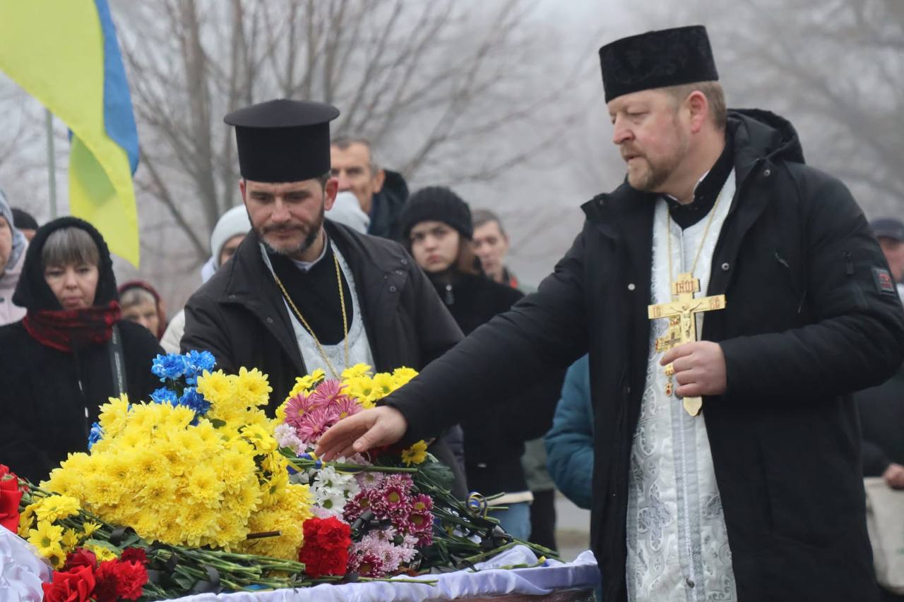 Під синьо-жовтими стягами з усіма військовими почестями: у Покрові сьогодні провели в останню путь Героя