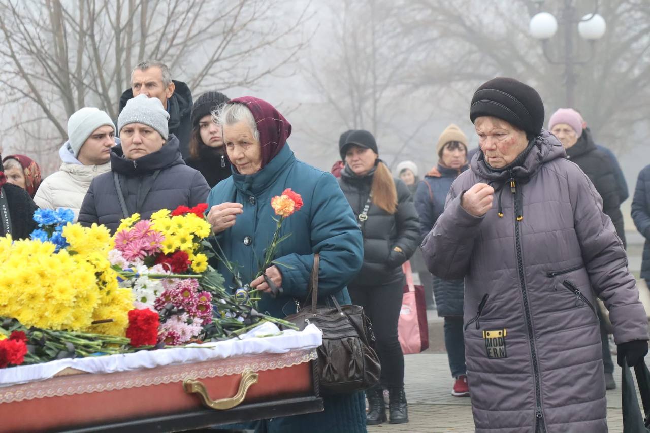 Під синьо-жовтими стягами з усіма військовими почестями: у Покрові сьогодні провели в останню путь Героя