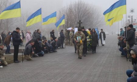 Під синьо-жовтими стягами з усіма військовими почестями: у Покрові сьогодні провели в останню путь Героя