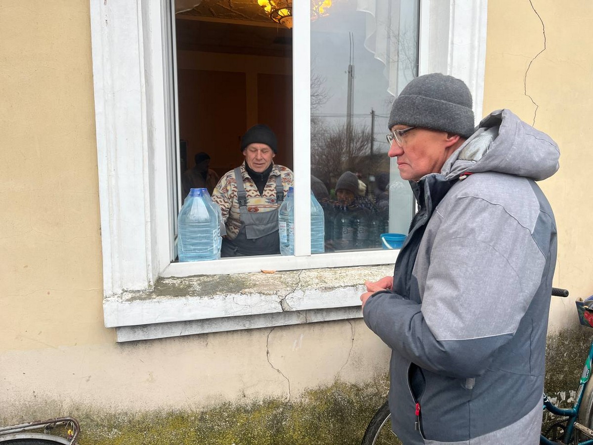 Тому що якість вища: мешканцям Червоногригорівської громади роздали воду у якості гуманітарної допомоги