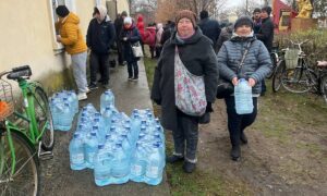 Тому що якість вища: мешканцям Червоногригорівської громади роздали воду у якості гуманітарної допомоги