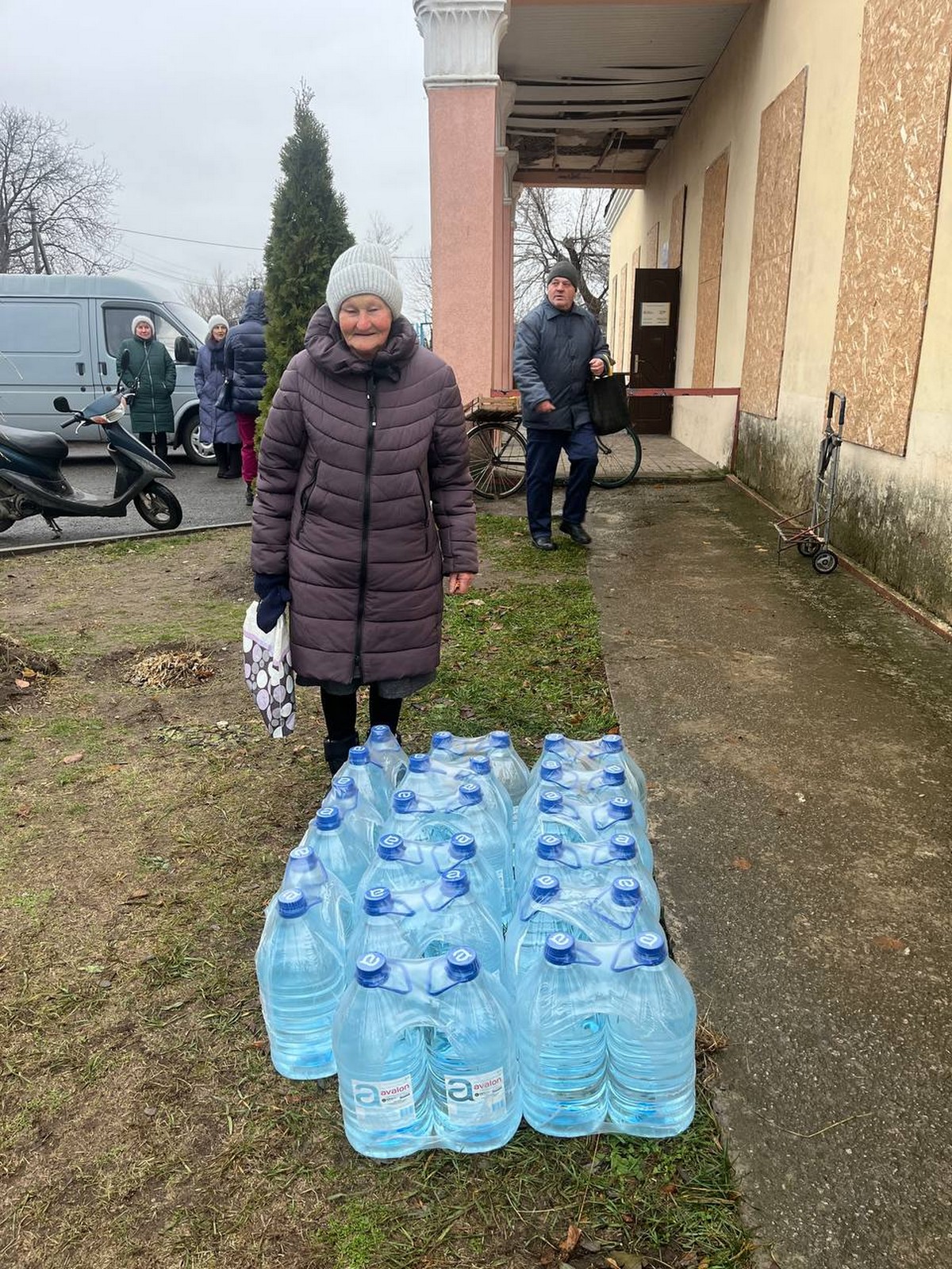 Тому що якість вища: мешканцям Червоногригорівської громади роздали воду у якості гуманітарної допомоги