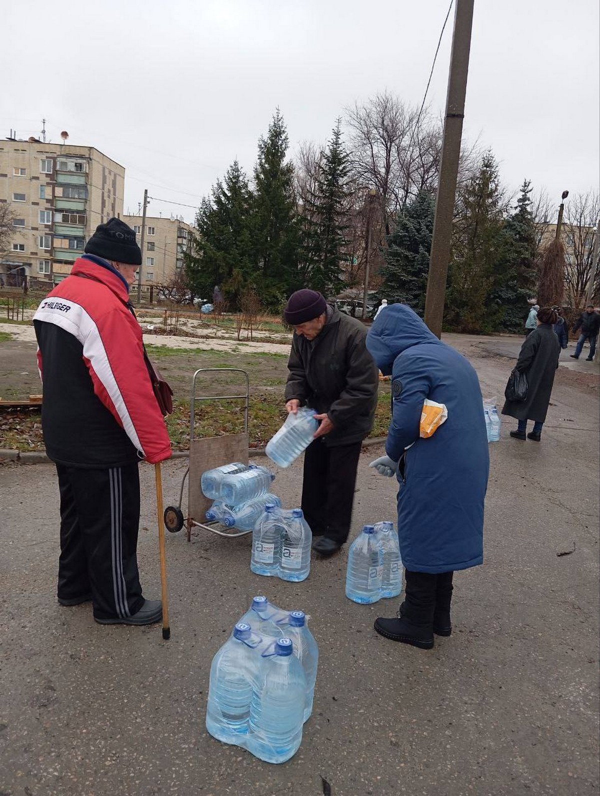 Тому що якість вища: мешканцям Червоногригорівської громади роздали воду у якості гуманітарної допомоги