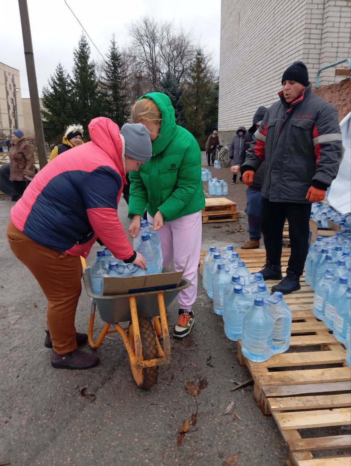 Тому що якість вища: мешканцям Червоногригорівської громади роздали воду у якості гуманітарної допомоги