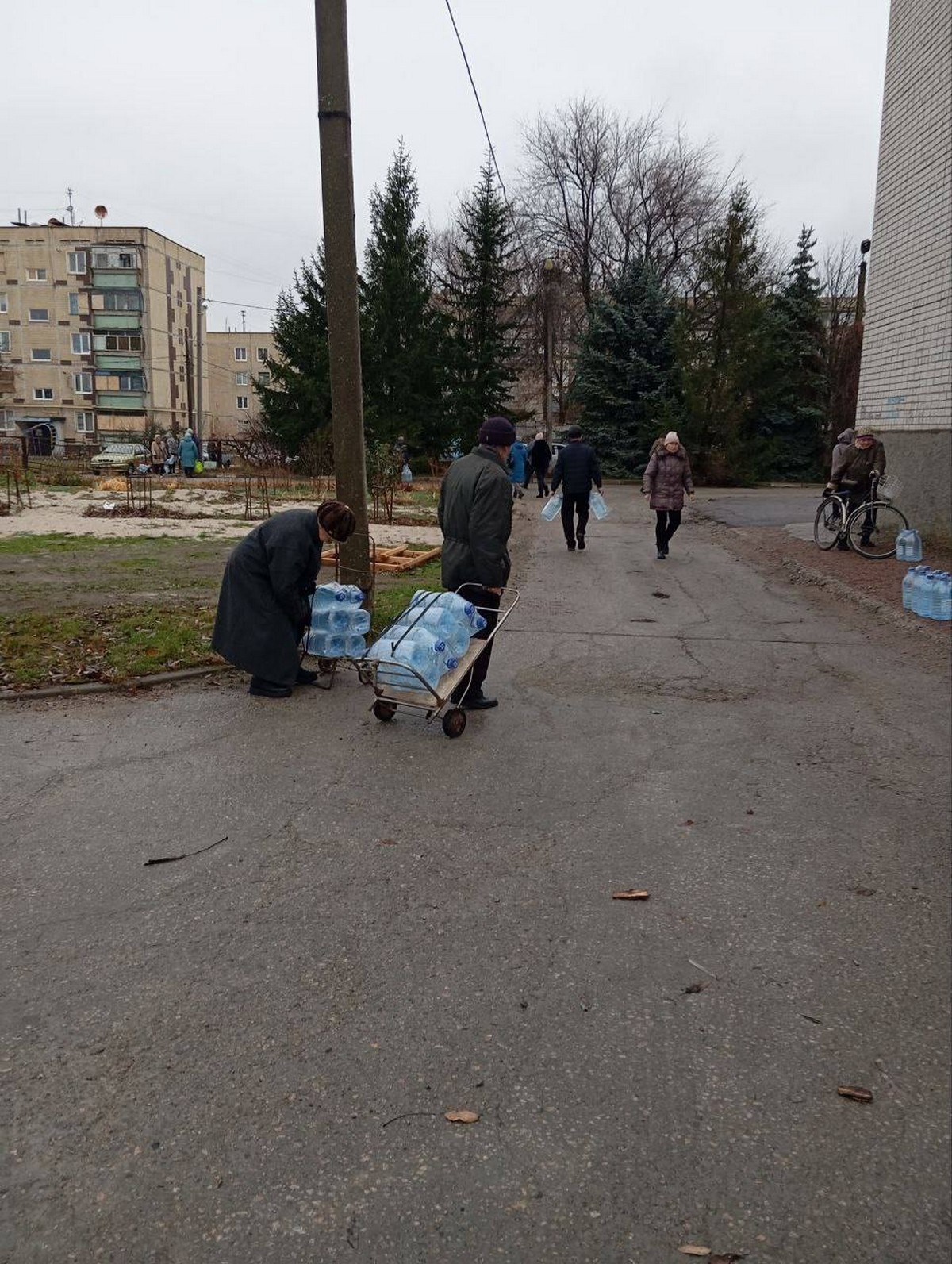 Тому що якість вища: мешканцям Червоногригорівської громади роздали воду у якості гуманітарної допомоги